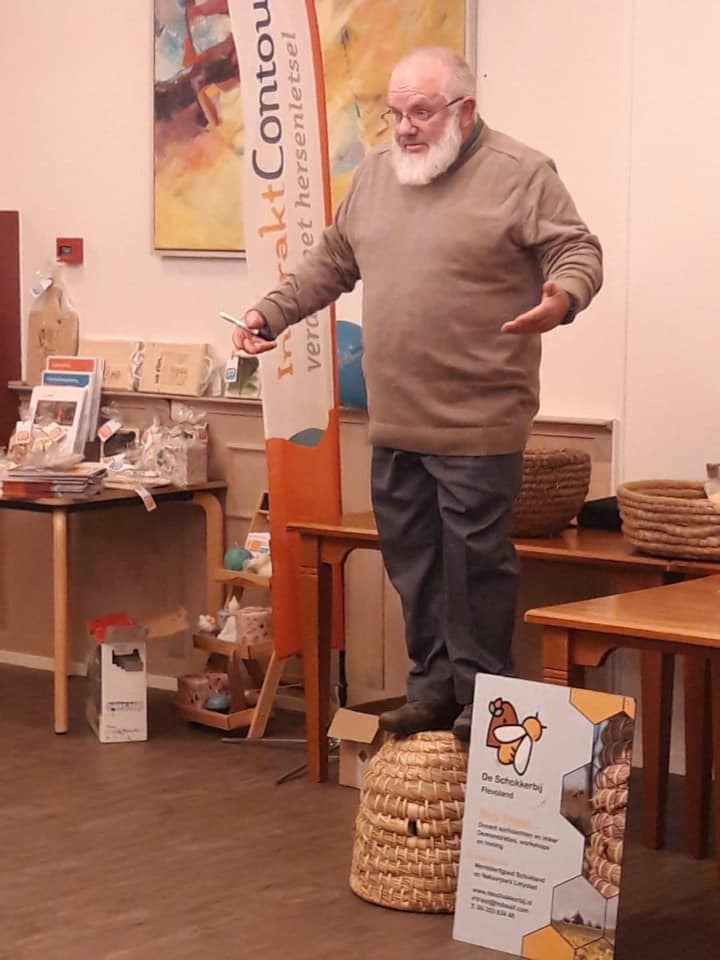 Rob Triest laat zien hoe sterk de korf is voor de bijen